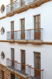 Immerse yourself in the magic of Cádiz from our apartments. A strategic location that allows you to easily explore the city and its charms.